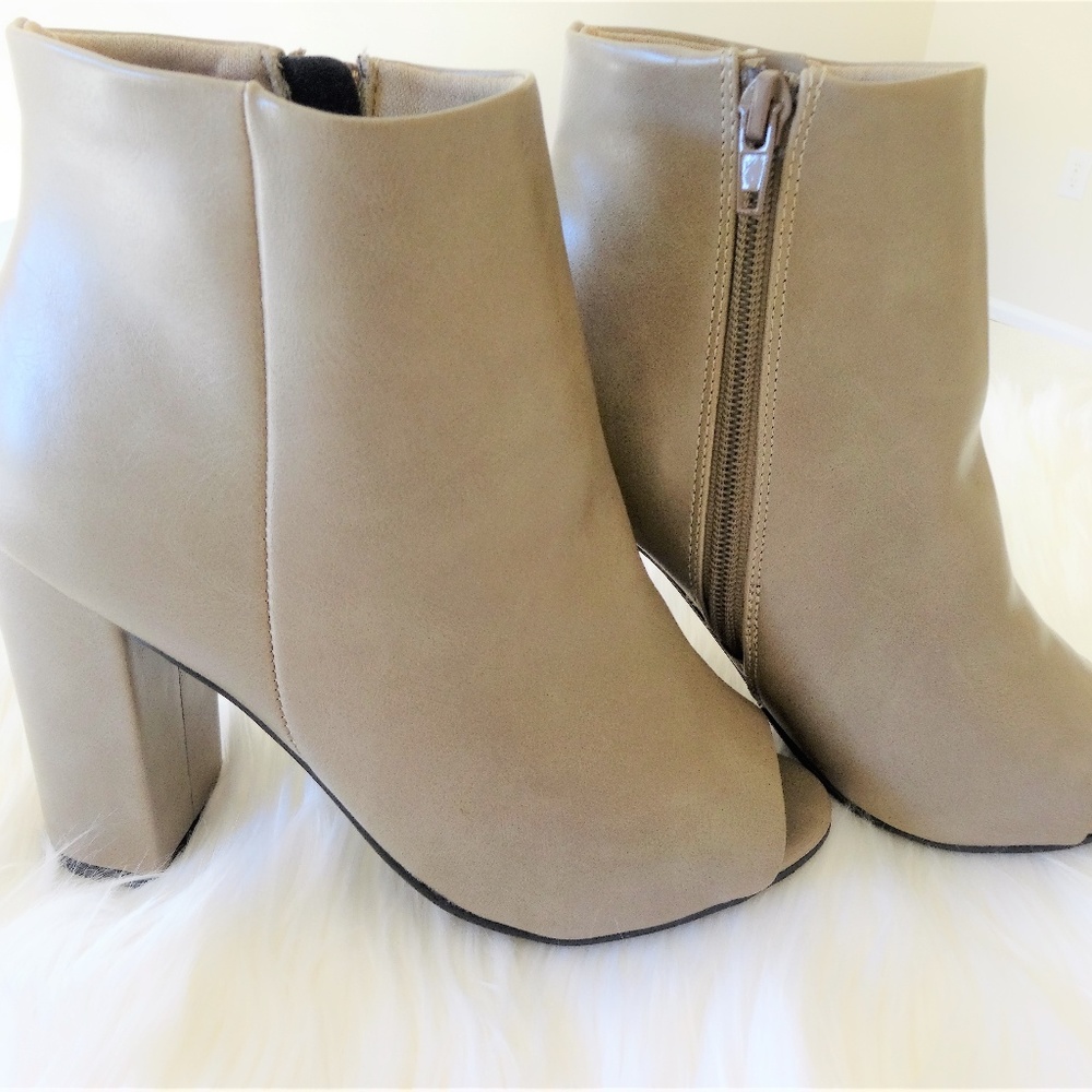 ❤️1 LEFT ‼️ NEW! TAUPE PEEP TOE ANKLE BOOTIES - Picture 3 of 5